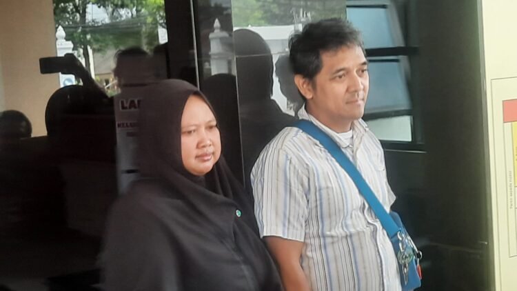 Hogi Minaya beserta istri saat menemui awak media sesuai melakukan mediasi difasilitasi Kejaksaan Negeri Sleman, Senin (26/1/2026)