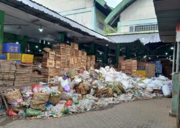 Kondisi tumpukan sampah di sudut-sudut Pasar Induk Buah dan Sayur Giwangan, Kota Yogyakarta, Selasa (27/1/2026).