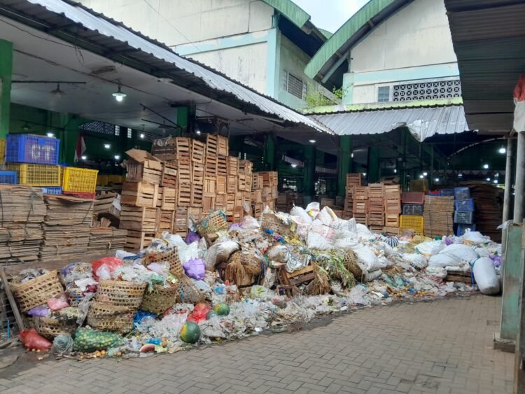Kondisi tumpukan sampah di sudut-sudut Pasar Induk Buah dan Sayur Giwangan, Kota Yogyakarta, Selasa (27/1/2026).