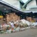 Kondisi tumpukan sampah di sudut-sudut Pasar Induk Buah dan Sayur Giwangan, Kota Yogyakarta, Selasa (27/1/2026).