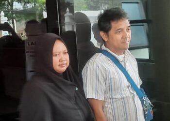 Hogi Minaya (kanan) bersama istrinya, Arsita, saat menemui awak media usai melakukan audinesi di Kantor Kejaksaan Negeri Sleman, Senin (26/1/2026).