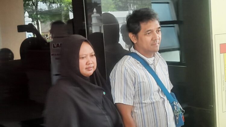 Hogi Minaya (kanan) bersama istrinya, Arsita, saat menemui awak media usai melakukan audinesi di Kantor Kejaksaan Negeri Sleman, Senin (26/1/2026).