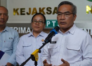 Bupati Bantul Abdul Halim Muslih memberikan keterangan seusai menyerahkan hasil audit investigasi ke Kejari Bantul terkait penyelewengan dana di Kelurahan Wonokromo, Jumat (2/1/2026)