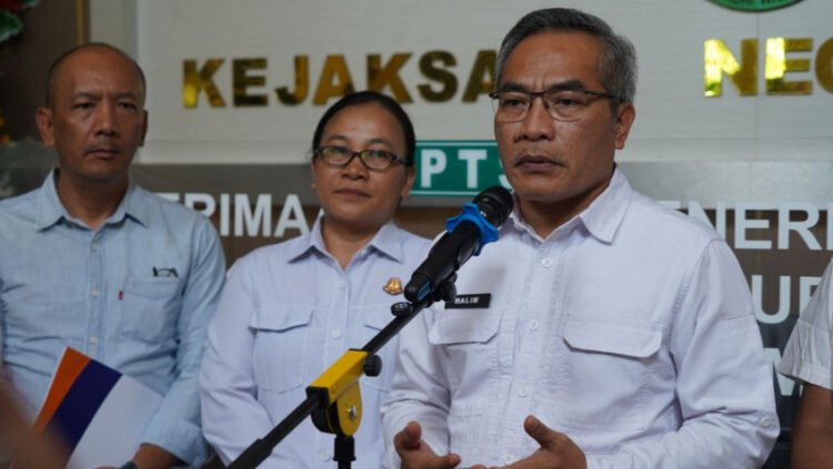 Bupati Bantul Abdul Halim Muslih memberikan keterangan seusai menyerahkan hasil audit investigasi ke Kejari Bantul terkait penyelewengan dana di Kelurahan Wonokromo, Jumat (2/1/2026)