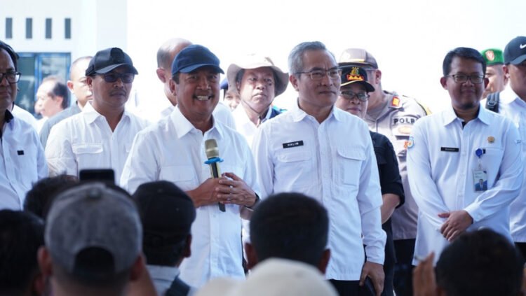 Menteri Kelautan dan Perikanan Sakti Wahyu Trenggono didampingi Bupati Bantul Abdul Halim Muslih meninjau kawasan Kampung Nelayan Merah Putih, Jumat (2/1/2026)