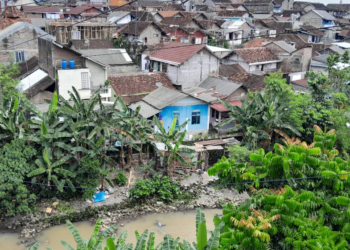 Potret kawasan kumuh dan padat penduduk di wilayah bantaran Sungai Code, Kamis (22/1/2026). Pemkot Yogyakarta berencana melakukan penataan menyeluruh di kawasan tersebut agar lebih baik dan sehat