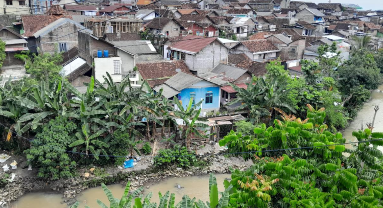Potret kawasan kumuh dan padat penduduk di wilayah bantaran Sungai Code, Kamis (22/1/2026). Pemkot Yogyakarta berencana melakukan penataan menyeluruh di kawasan tersebut agar lebih baik dan sehat