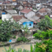 Potret kawasan kumuh dan padat penduduk di wilayah bantaran Sungai Code, Kamis (22/1/2026). Pemkot Yogyakarta berencana melakukan penataan menyeluruh di kawasan tersebut agar lebih baik dan sehat
