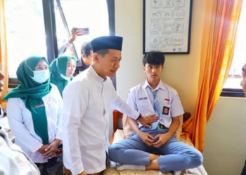 Bupati Kudus Sam'ani Intakoris menjenguk siswa SMA Negeri 2 Kudus yang dirawat di RSUD Loekmono Hadi Kudus karena diduga keracunan MBG, Kamis (29/1/2026)