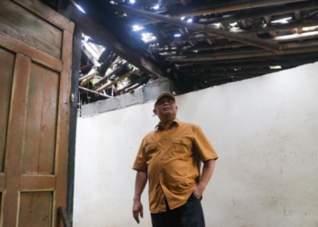 Bupati Sleman Harda Kiswaya meninjau rumah di Pakem yang terdampak bencana hujan deras dan angin kencang, Senin (19/1/2026)