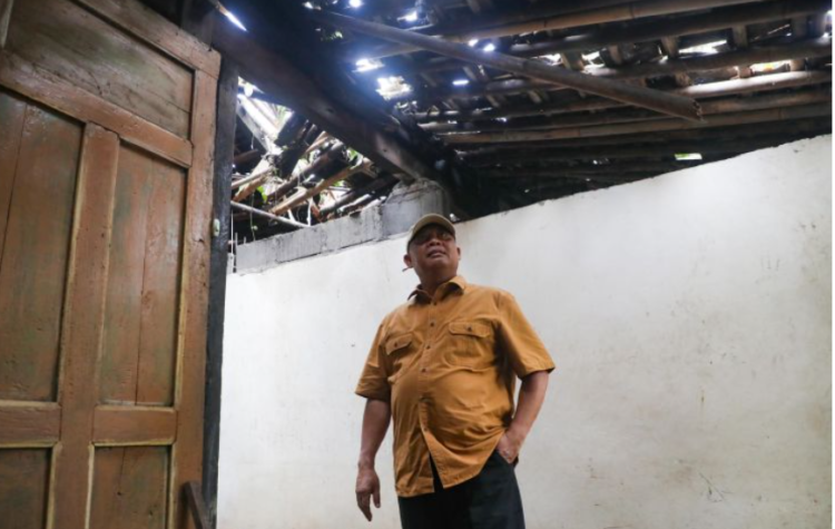 Bupati Sleman Harda Kiswaya meninjau rumah di Pakem yang terdampak bencana hujan deras dan angin kencang, Senin (19/1/2026)