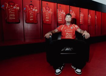 Shayne Pattynama diperkenalkan sebagai pemain baru Persija Jakarta.