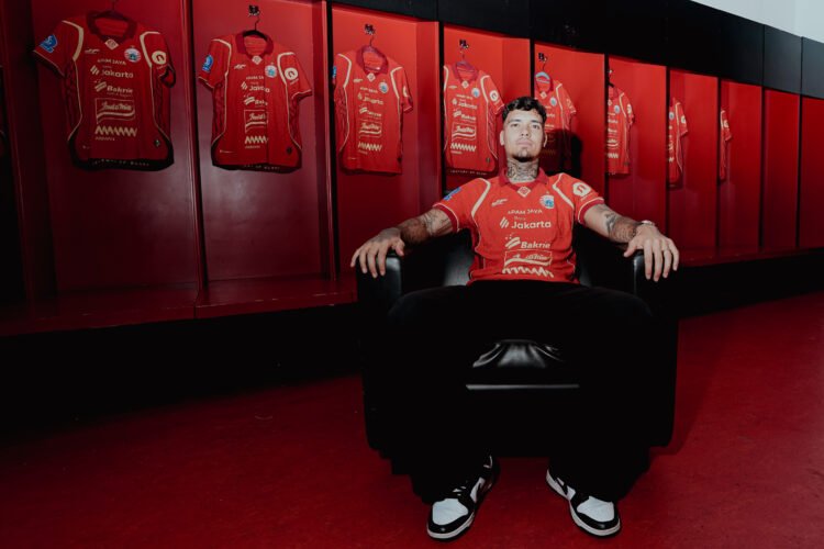 Shayne Pattynama diperkenalkan sebagai pemain baru Persija Jakarta.