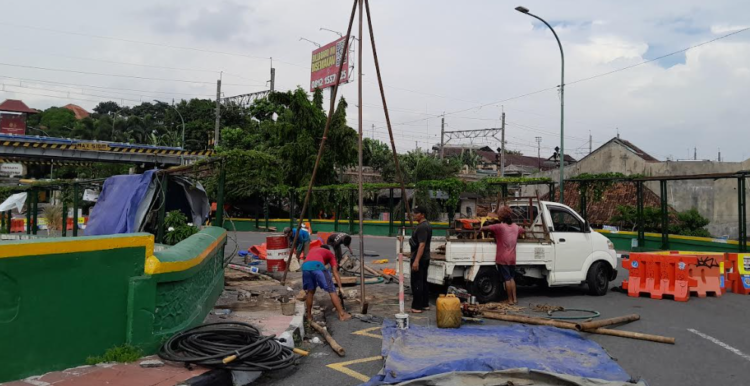 DPUPKP Kota Yogyakarta melakukan pengujian tanah di Jembatan Kewek sebelum dilakukan revitalisasi, Selasa (20/1/2026).