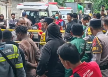 Polisi mengevakuasi korban tewas akibat perkelahian yang terjadi di wilayah Ngestiharjo, Kasihan, Bantul, Sabtu (17/1/2026).