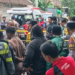Polisi mengevakuasi korban tewas akibat perkelahian yang terjadi di wilayah Ngestiharjo, Kasihan, Bantul, Sabtu (17/1/2026).