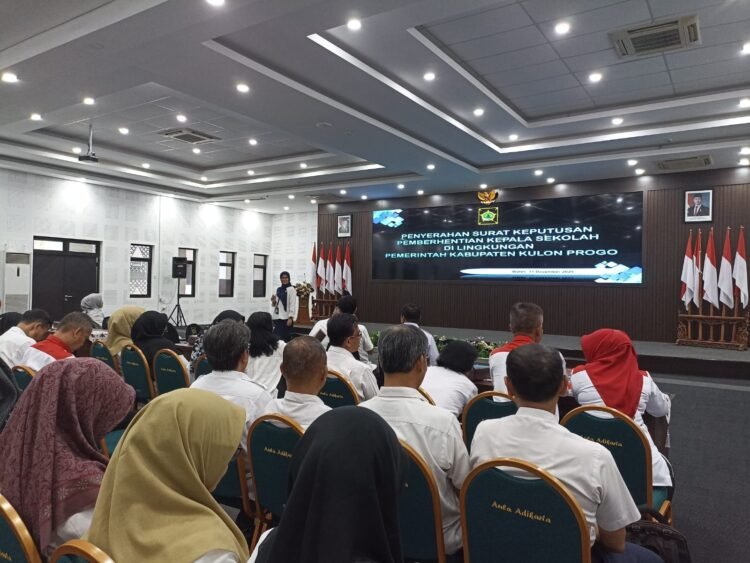 Badan Kepegawaian dan Pengelolaan SDM Kabupaten Kulon Progo memberhentikan ratusan kepala sekolah