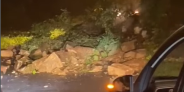 Ruas jalan di Cinomati Pleret menuju Dlingo dan sebaliknya ditutup sementara lantaran adanya longsor