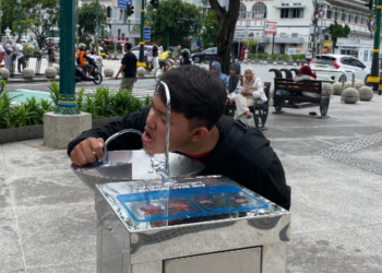 Wisatawan mencoba fasilitas air siap minum yang disediakan Pemkot Yogyakarta di kawasan Malioboro. [Dok Pemkot Yogyakarta]