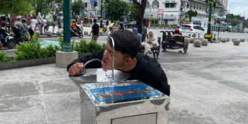 Wisatawan mencoba fasilitas air siap minum yang disediakan Pemkot Yogyakarta di kawasan Malioboro. [Dok Pemkot Yogyakarta]