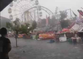 Sejumlah stand dan wahana pasar malam Rocket Chicken di Godean ambruk usai diterpa hujan dan angin kencang, Senin (12/1/2026).
