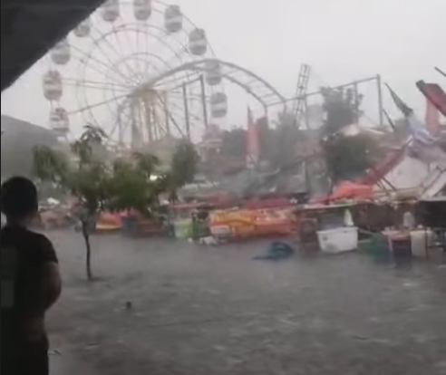 Sejumlah stand dan wahana pasar malam Rocket Chicken di Godean ambruk usai diterpa hujan dan angin kencang, Senin (12/1/2026).