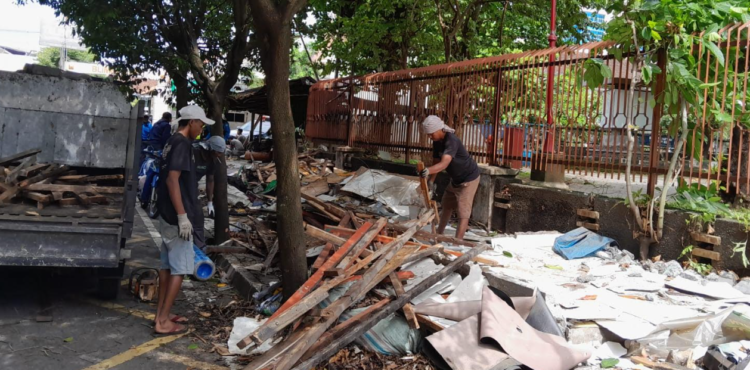 Pembongkaran kios di Jalan Dr. Sardjito, Sabtu (24/1/2026). Lokasi tersebut sebelumnya dipakai untuk penjahit dan permak jeans yang kemudian direlokasi ke Pasar Terban seusai direvitalisasi