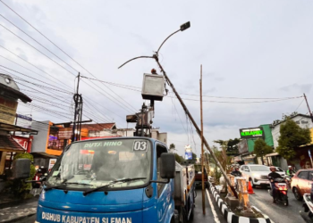 Dinas Perhubungan Sleman melakukan perbaikan dan penambahan Penerangan Jalan Umum (PJU) di wilayahnya