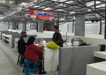 Penjahit pemilik kios Thole di Pasar Terban tengah melayani pelanggannya, Selasa (20/1/2026)