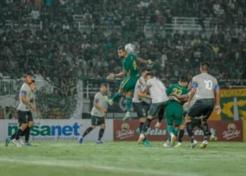 pertemuan Persebaya Surabaya vs PSIM Yogyakarta di Stadion Gelora Bung Tomo saat putaran pertama BRI Super League 2025/2026