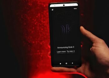 Ilustrasi layanan Grok di platform media sosial X