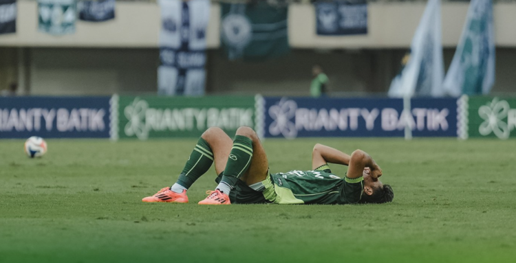 Ekspresi pemain PSS Sleman usai ditahan imbang 1-1 tamunya Persela Lamongan dalam lanjutan kompetisi Championship 2025/26 di Stadion Maguwoharjo, Minggu (18/1/2026)