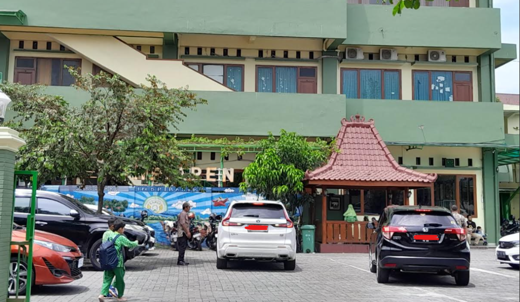 Suasana di halaman SD Muhammadiyah Sapen, Kamis (22/1/2026)