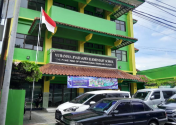 Suasana di depan sekolah SD Muhammadiyah Sapen, Kamis (22/1/2026). Sekolah tersebut kini tengah jadi buah bibir karena banyak orang tua antusias menyekolahkan di SD tersebut