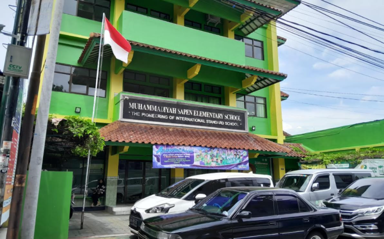 Suasana di depan sekolah SD Muhammadiyah Sapen, Kamis (22/1/2026). Sekolah tersebut kini tengah jadi buah bibir karena banyak orang tua antusias menyekolahkan di SD tersebut