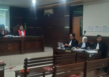 Terdakwa pembakaran tenda Polda DIY Perdana Arie saat mengikuti persidangan di Pengadilan Negeri (PN) Sleman, Selasa (13/1/2026).