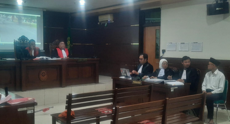 Terdakwa pembakaran tenda Polda DIY Perdana Arie saat mengikuti persidangan di Pengadilan Negeri (PN) Sleman, Selasa (13/1/2026).