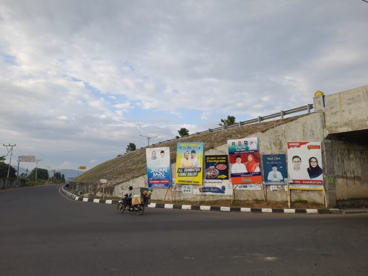 Ilustrasi spanduk Pilkada yang dipilih secara langsung. Saat ini tengah berkembang wacana Pilkada dipilih DPRD