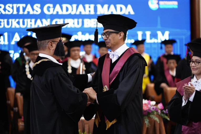 Pakar hukum tata negara Zainal Arifin Mochtar dikukuhkan sebagai guru besar UGM