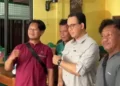 Anies Baswedan saat bertemu intel yang mengikutinya di Karanganyar, Jawa Tengah.