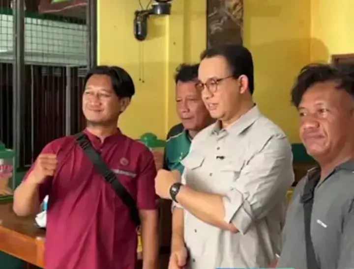 Anies Baswedan saat bertemu intel yang mengikutinya di Karanganyar, Jawa Tengah.