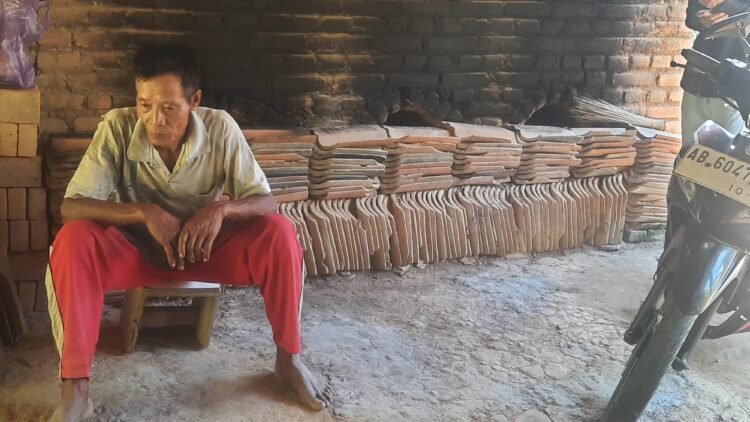 Sunardi (62) pengrajin genteng Sokka di Godean Sleman