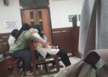 Keluarga korban penganiayaan hingga meninggal di Sinduadi, Mlati, Sleman, menangis di persidangan, Selasa (10/2/2026).