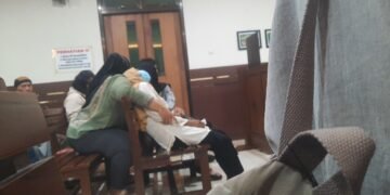 Keluarga korban penganiayaan hingga meninggal di Sinduadi, Mlati, Sleman, menangis di persidangan, Selasa (10/2/2026).