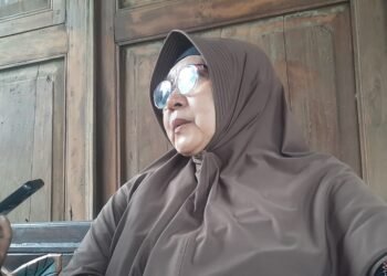 Anggota Sekolah Lansia Kalimasada, Ety Roossetiyawati saat diwawancarai, Rabu (11/2/2026).