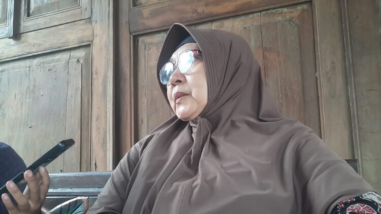 Anggota Sekolah Lansia Kalimasada, Ety Roossetiyawati saat diwawancarai, Rabu (11/2/2026).