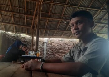 Kuasa hukum 7 terdakwa penganiayaan di Sleman dari LBH Al-Kautsar, Raditya Elang Wijaya saat menggelar konferensi pers di Nologaten, Condongcatur, Depok, Sleman, DIY, Jumat (13/2/2026).