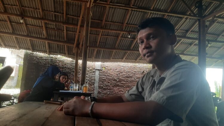 Kuasa hukum 7 terdakwa penganiayaan di Sleman dari LBH Al-Kautsar, Raditya Elang Wijaya saat menggelar konferensi pers di Nologaten, Condongcatur, Depok, Sleman, DIY, Jumat (13/2/2026).