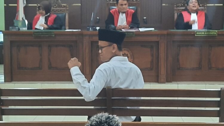 terdakwa pembakaran tenda Mapolda DIY Perdama Arie Veriasa saat mengikuti persodangan di Pengadilan Negeri Sleman, Rabu (18/6/2026). [populi.id/Hadid Pangestu]