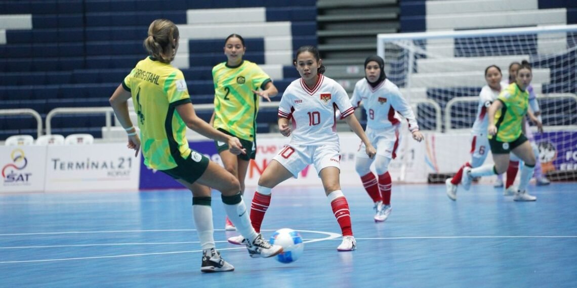 Pemain TImnas Futsal Putri Indonesia, Fitri Rosdiana (10), dalam laga semifinal ASEAN Women's Futsal Championship 2026 melawan Australia di Terminal 21 Korat, Nakhon Ratchasima, Thailand, Sabtu (28/2/2026).
